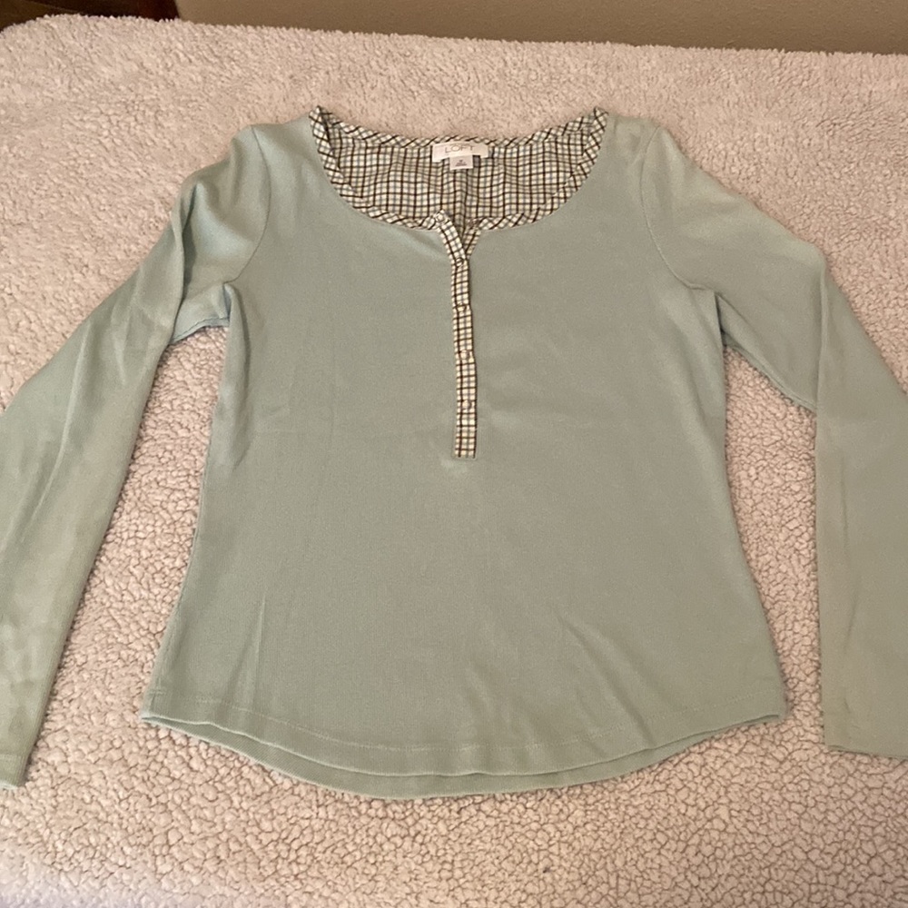 Adorable ribbed long sleeve Henley top